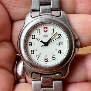 VINTAGE VICTORINOX SWISS ARMY 1884 OFFICERS WATCH DEPLOYMENT LOCK FRESH BATTERY